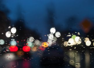 Jazda autem w czasie deszczu – duże zagrożenie na drodze