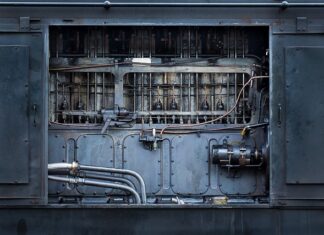 Czy tłok dotyka cylindra?