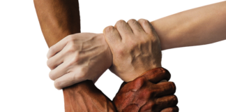 Co daje połączenie szeregowe kondensatorów?