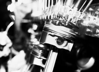 Do czego służy układ korbowy w silniku spalinowym?